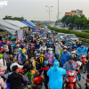 Ảnh: 500 người hồi hương ngồi bên lề đường Hà Nội ăn vội suất cơm tiếp tế