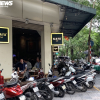 Quán cà phê Hà Nội chật cứng khách trong ngày đầu được bán tại chỗ