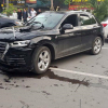Audi Q5 chạy lùi vùn vụt gây tai nạn liên hoàn: Tông 2 xe máy, đâm biến dạng Mercedes