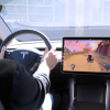 Cho phép chơi game trên xe, Tesla bị điều tra