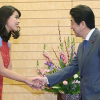 Thủ tướng Nhật khoe \'bí mật quốc gia\' với hoa hậu