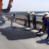 Sửa chữa hơn 1.800 m2 hư hỏng trên mặt cầu Thăng Long