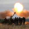 Quân đội Ukraine bắn phá làng Donetsk dữ dội bằng đạn pháo gây cháy