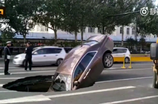 [VIDEO] Rolls-Royce Phantom lao xuống hố tử thần