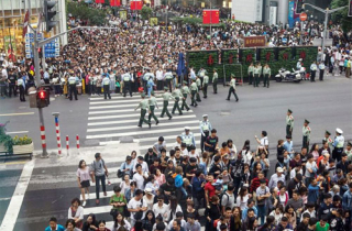 Cảnh sát dàn hàng ngăn biển người đi bộ ở Thượng Hải