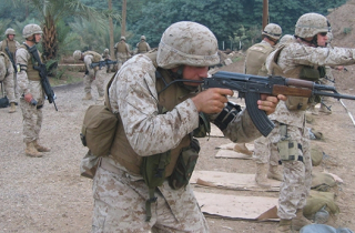 Màn so găng giữa AK-47 với súng Mỹ