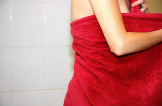 Dùng chung bồn cầu, khăn tắm nhà nghỉ có thể mắc sùi mào gà