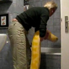 Video: Đem trăn khổng lồ vào nhà tắm như thú cưng