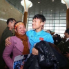 Xuân Mạnh U23 lặng người vì món quà 10 nghìn đồng mẹ tặng ở sân bay