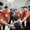 Con trai nghệ sĩ Quốc Tuấn hạnh phúc chụp ảnh cùng đội U23 Việt Nam
