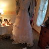 Mỹ: Gửi váy cưới đi giặt, 32 năm sau mới nhận lại được