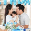 Trường Giang âu yếm hôn Nhã Phương và em bé trên phim trường