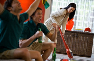Tái mặt vì câu nói của bạn chồng, nhưng xử sự của chồng còn khiến tôi đau hơn