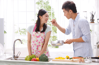 Đau đớn phát hiện chồng ngủ với sếp già để có tiền mua nhà