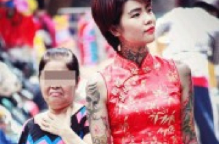Cô gái xăm trổ bị người lớn 