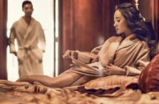 Đêm khuya đi tăng ca về bắt gặp vợ bước ra từ nhà anh hàng xóm, vợ thanh minh chỉ sang... tâm sự