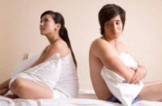 Ngán ngẩm chồng ban ngày hằm hè đánh vợ, tối khều tay đòi 