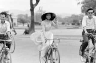 Loạt ảnh cực độc về thiếu nữ áo dài Huế xưa trên xe đạp