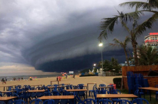 Tranh cãi về đám mây đen kịt hình thù kỳ lạ trên biển Sầm Sơn