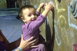 Cô bé 3 tuổi gây bất ngờ khi leo 20 m tường trong 4 phút