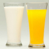 Nên uống nước cam hay sữa vào buổi sáng?