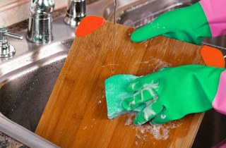 Vệ sinh thớt bằng nước rửa bát và những sai lầm thường mắc phải