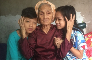 Nỗi lòng nhức nhối của bà 87 tuổi nuôi hai cháu bị mẹ bỏ rơi