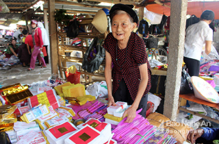 Chợ quê hối hả vào Rằm