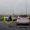Video: Nam thanh niên điều khiển xe máy lao thẳng vào khe hẹp giữa 2 ô tô