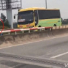2 cô gái phóng xe máy ngược chiều bạt mạng trên cao tốc Thăng Long - Nội Bài