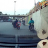 Video: Người phụ nữ đầu trần tạt đầu ô tô, chửi bới tài xế