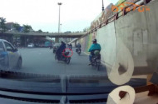 Video: Người phụ nữ đầu trần tạt đầu ô tô, chửi bới tài xế