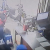 Video: Cái kết đắng của tên trộm xông vào tiệm cầm đồ \