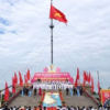 Lễ Thượng cờ trong ngày hội Thống nhất non sông bên cầu Hiền Lương