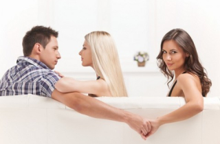8 dấu hiệu cho thấy \'người ấy\' đang ngoại tình