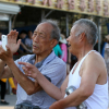 Người già Trung Quốc học cách dùng smartphone