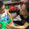 Bị nhà nội chối bỏ, bé gái 3 tuổi ở Sài Gòn sống lay lắt trong thương tật