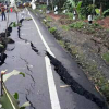 Động đất 6 độ khiến đường nứt gãy ở Indonesia