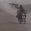 Phiến quân IS lái xe máy, bắn súng một tay khi giao tranh tại Syria
