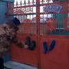 Video: Rét kỷ lục đến mức đạp chân lên cổng, giày dính luôn tại chỗ