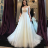 Đại gia chân đất Trung Hiếu đưa hôn thê kém 19 tuổi đi thử váy cưới