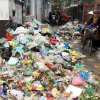 Dân phong tỏa bãi rác Nam Sơn, Hà Nội rác ngập đầy đường