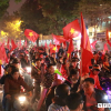 Người hâm mộ Thủ đô mang mâm, nồi, thùng đựng nước 'đi bão' mừng tuyển Việt Nam vào tứ kết Asian Cup