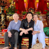 Bố mẹ Hoài Linh đến thăm nhà thờ Tổ 100 tỷ, fan phát hiện điều bất ngờ