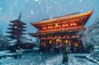 Vẻ lãng mạn của thành phố Tokyo dưới mưa tuyết