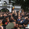 Ảnh: Hàng trăm thanh niên xâu xé, chen lấn cướp manh chiếu tại lễ hội Đúc Bụt