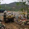 Hà Tĩnh: Kinh hoàng bãi rác bốc mù hôi thối, ruồi nhặng bay đầy nhà dân