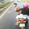 Phẫn nộ nam thanh niên xăm trổ chở bạn gái 'đánh võng' thách thức xe khách trên đường Hồ Chí Minh