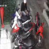 Clip: Hai thanh niên dàn cảnh mua hoa để trộm xe máy