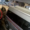 Clip: Bẻ khóa trộm xe SH trong 3 giây trên phố Hà Nội